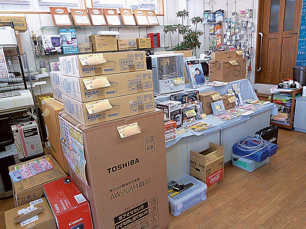 店内には納品予定の商品が置かれている