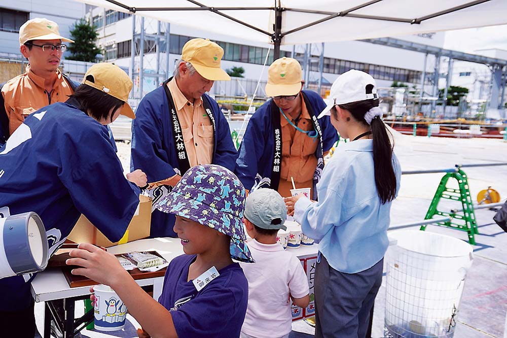 大林組は新棟の建設現場でかき氷を振る舞った