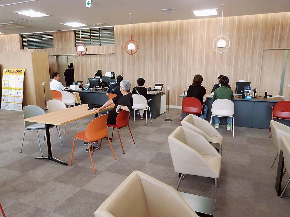 オープンから多くの来店客が訪れていた