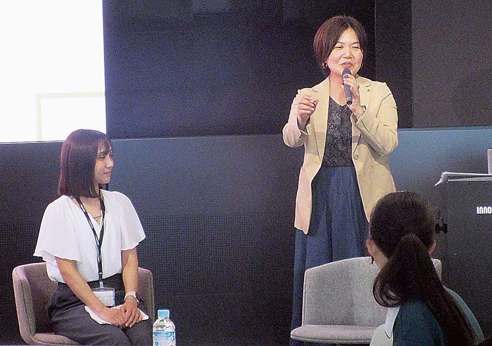 女性エンジニアや女子生徒と交流する京セラの森DEI推進課責任者（右）＝8月、横浜市