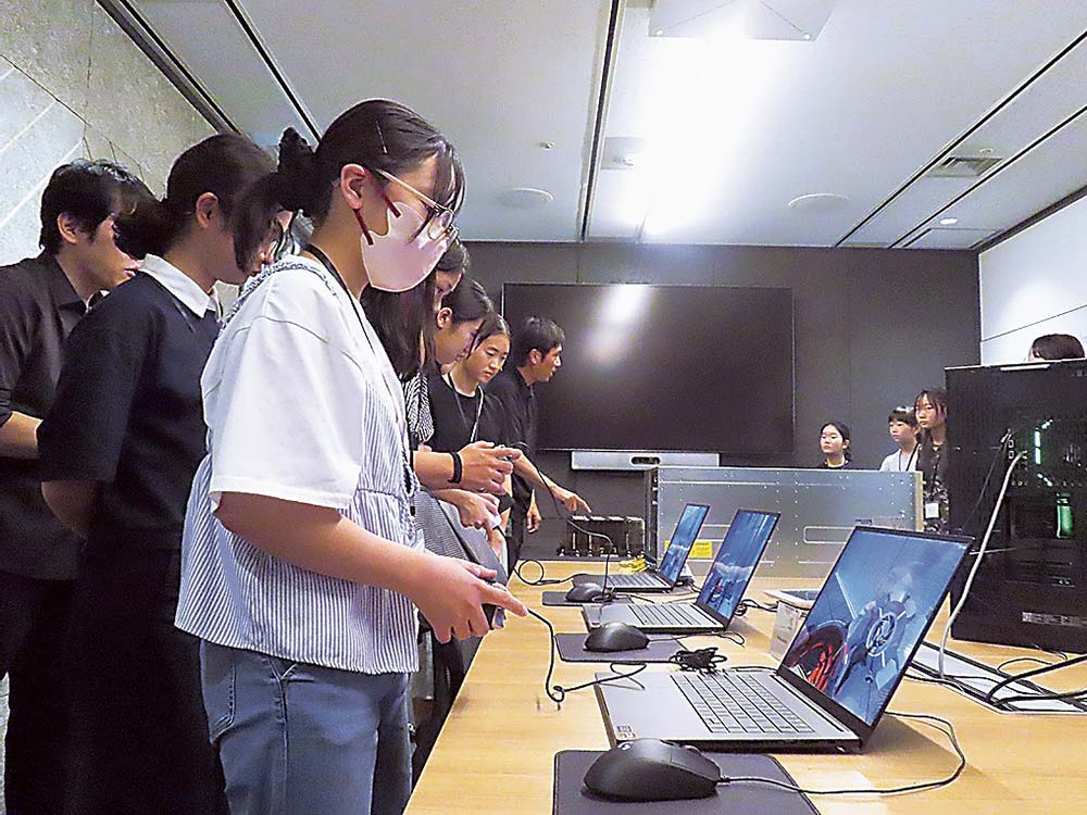 AIを搭載したゲーミングPCを操作して性能を実感する参加者＝7月、東京都