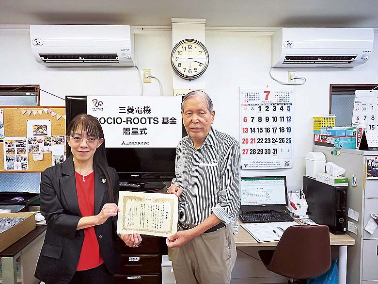 寄付と贈呈式を行った（サンフラワーワーキング高井代表＝右と岸田グループマネージャー）