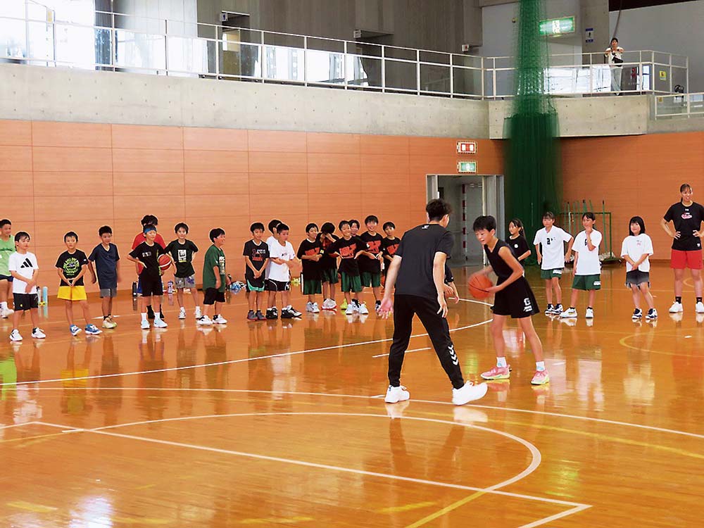加藤選手と小学生の1on1