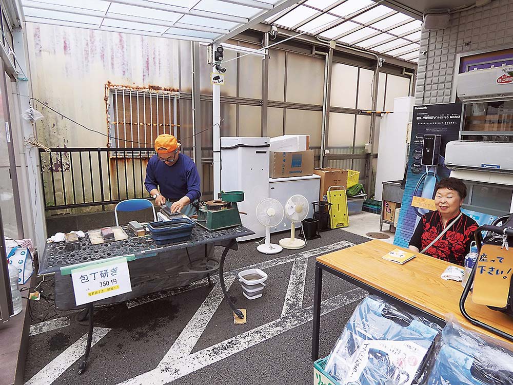 1本30分以上かけて取り組む包丁とぎ