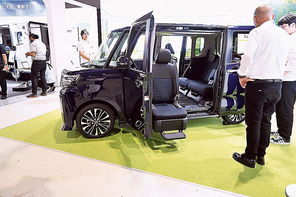 車両とともに介護送迎支援システムを紹介（ダイハツ）