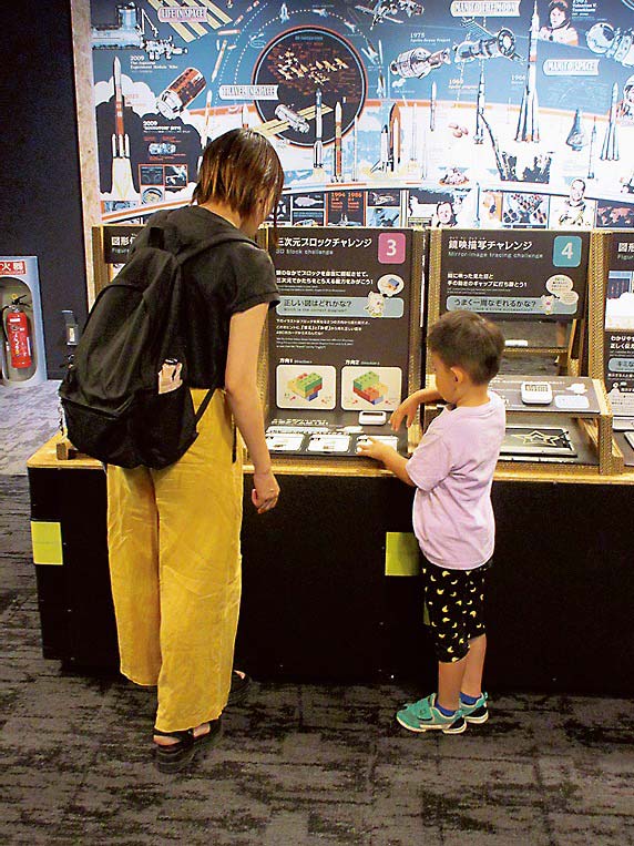 科学技術に関心を持つ小さな子どもを連れた家族の見学も