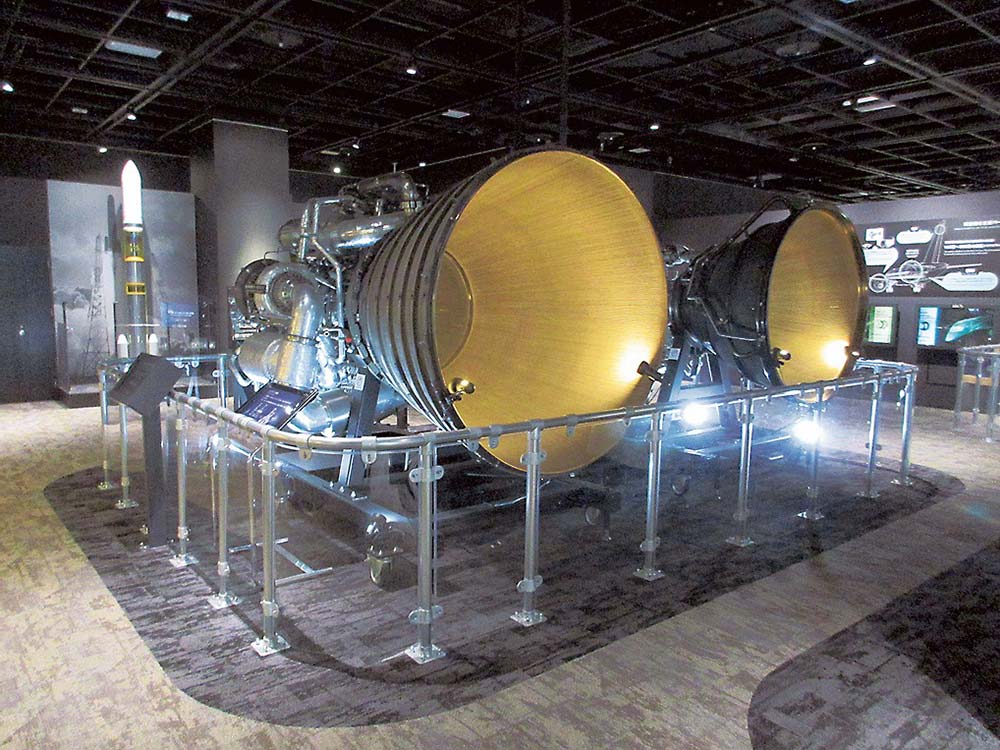 迫力あるロケットエンジンの展示