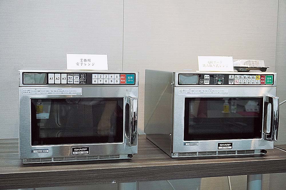 業務用電子レンジ（左）とQRコード読み取り式レンジ