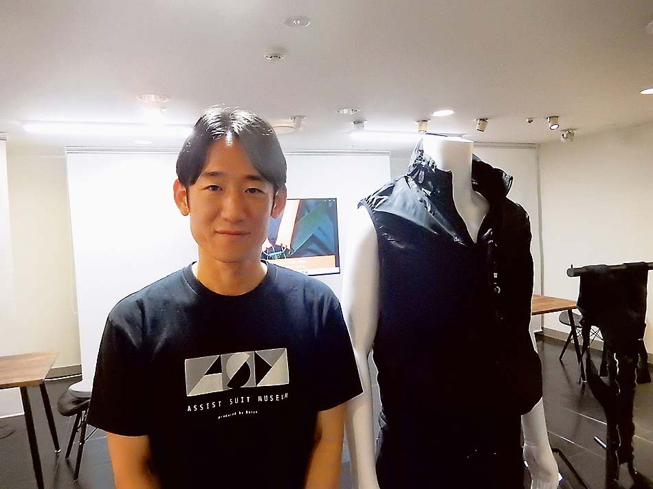 ダイヤ工業の松尾社長と同社の最新アシストスーツ