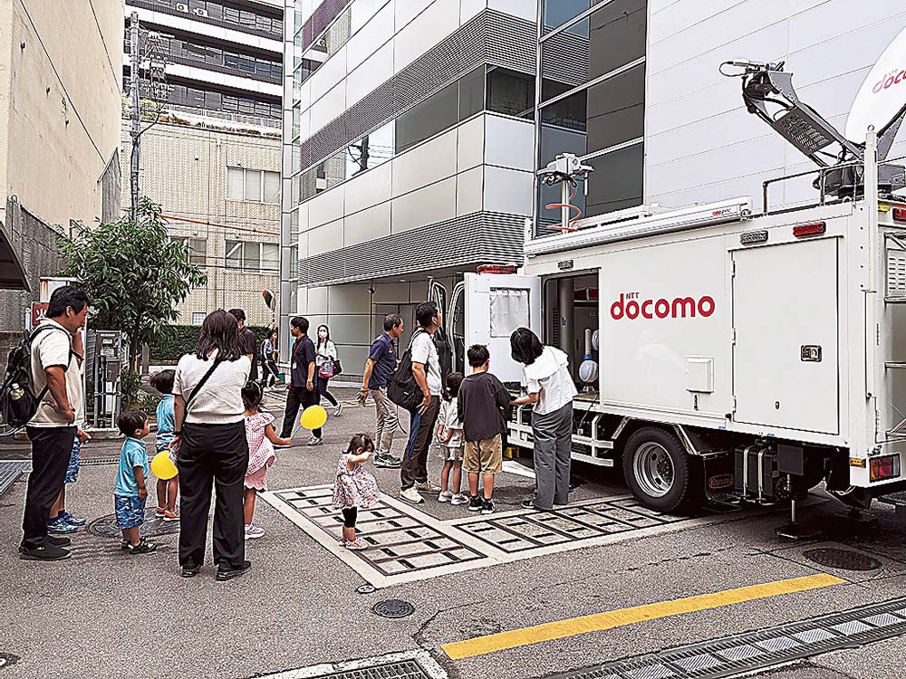 移動基地局車も登場した