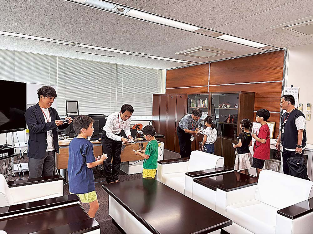 子どもたちが名刺交換を練習し、蓑手支社長と名刺交換を行った
