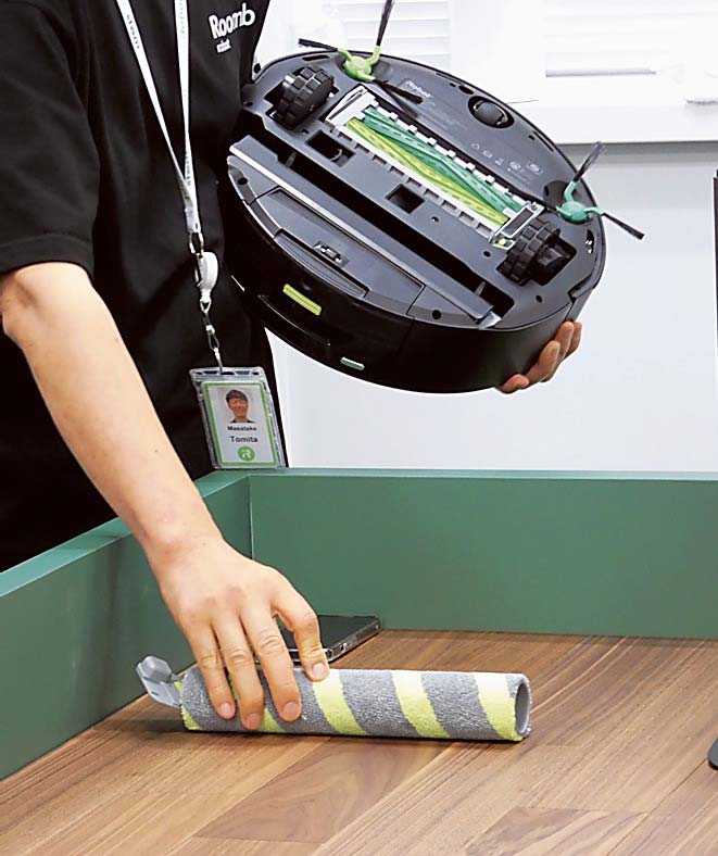 ローラーモップ搭載など吸引力や拭き取り性能を高めた