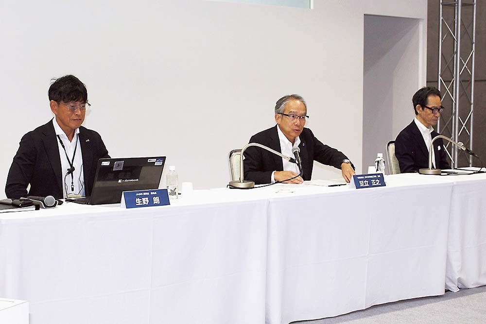 前年の開催初日には記者会見を開いた