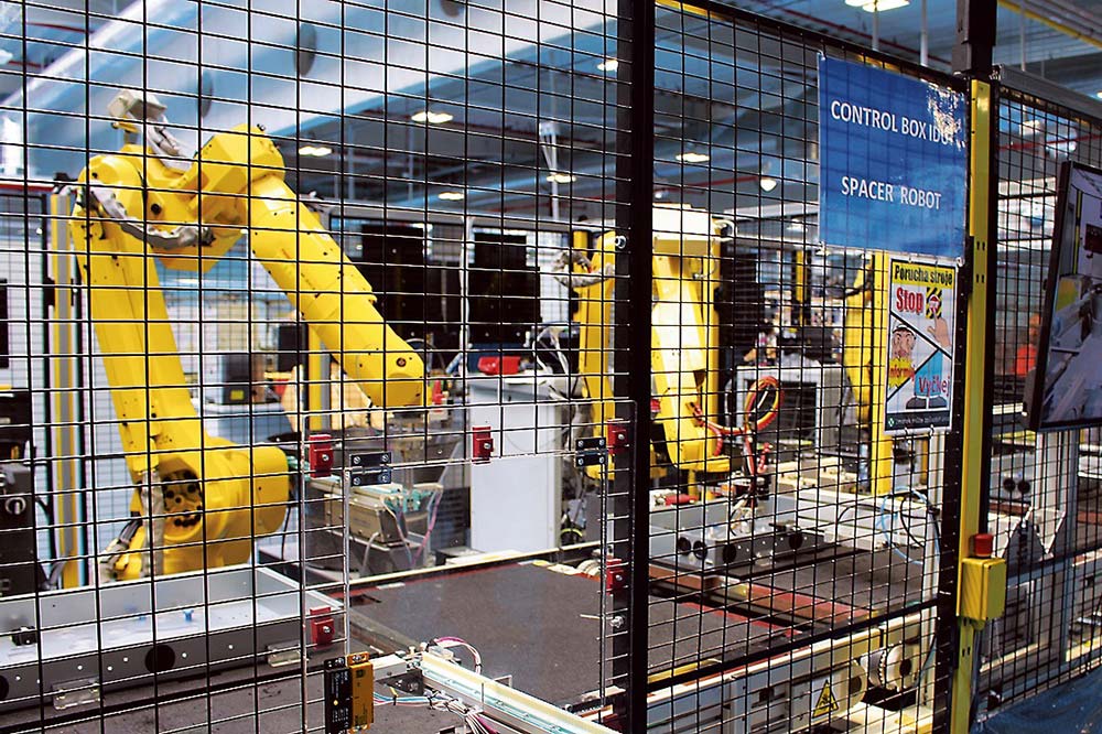 ロボットを活用し自動化を進める（写真はコントロールボックス製造）