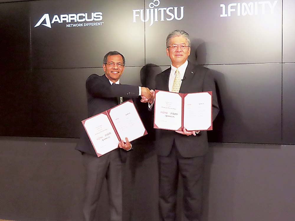 戦略的パートナーシップを締結した富士通の森林専務（右）とArrcus社のShekar Ayyar会長＆CEO