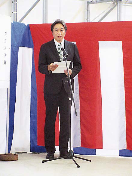 あいさつする戸上執行役員
