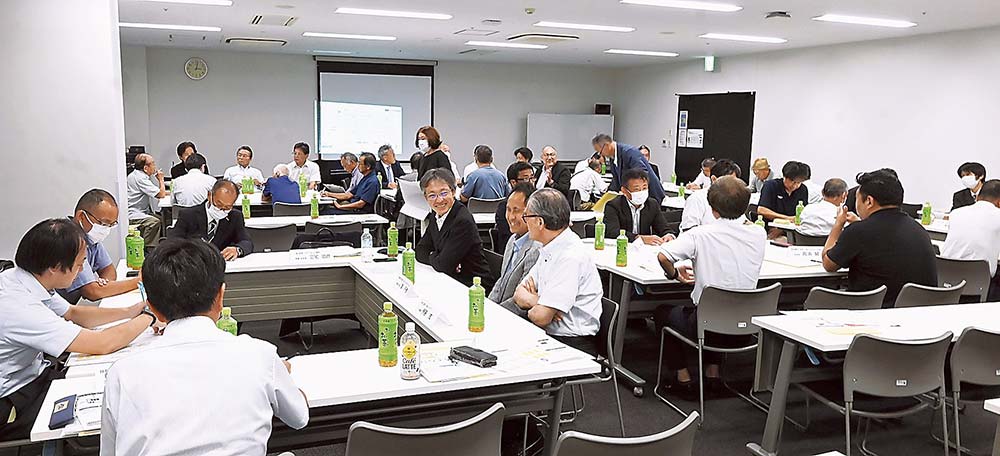6グループに分かれて家電販売の情報を交換した