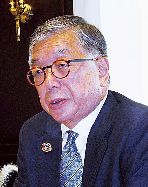 決算を発表する内田洋行の大久保社長＝2日、東京都中央区