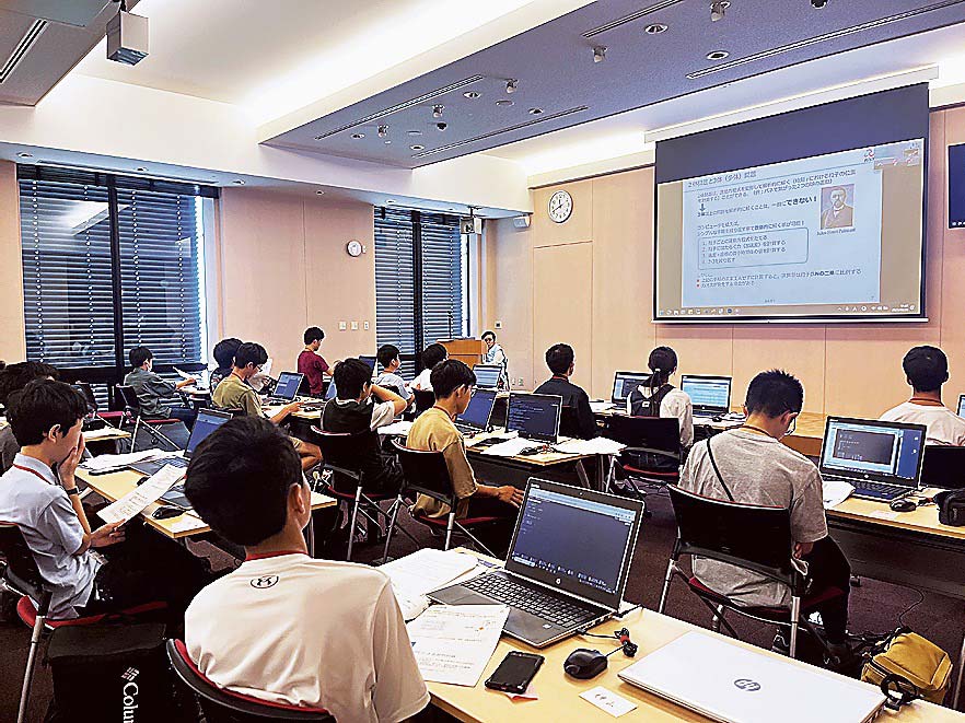 課題解決に向け説明を聞く参加者