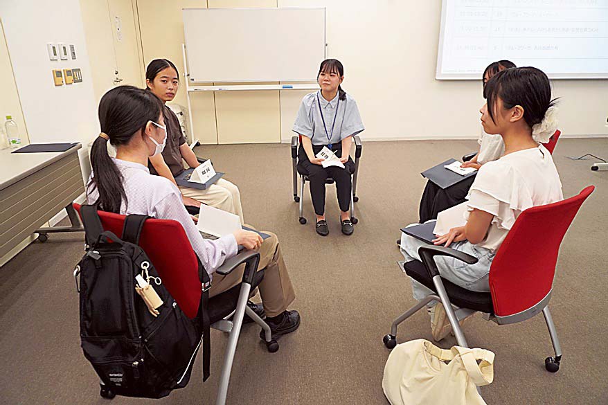 社員と参加者が座談会を実施