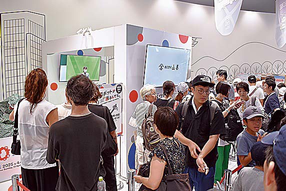 大勢の来場者でにぎわう山善のブース