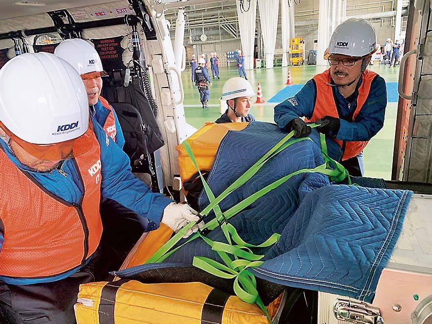 機材を縛って固定する（KDDI）