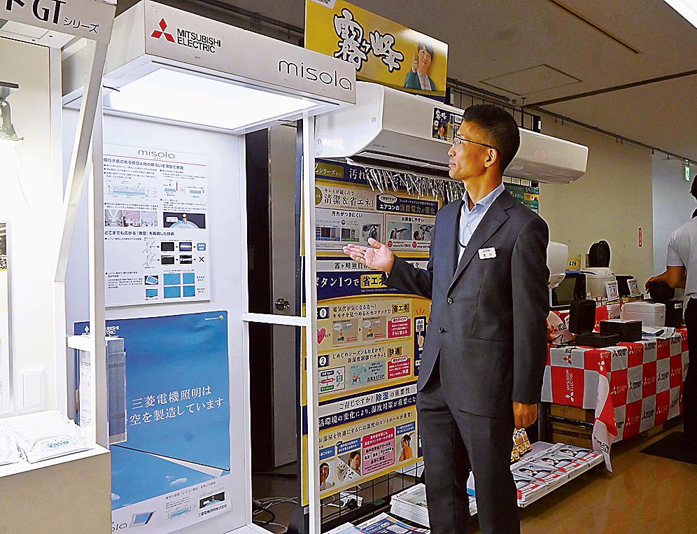 青空照明をデモ展示（三菱電機）