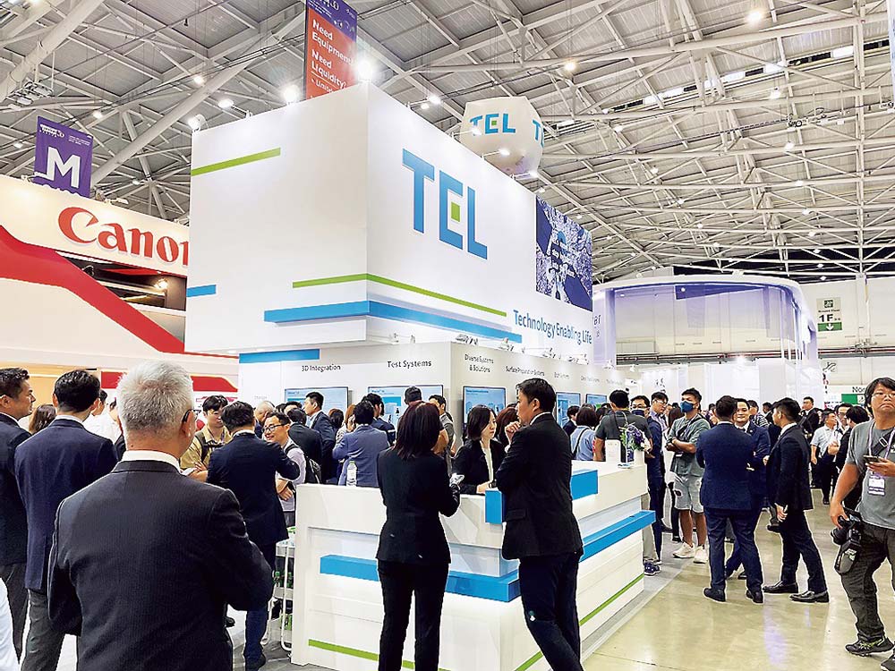 多くの来場者でにぎわう展示会場