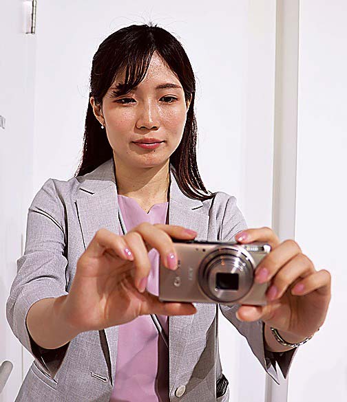 新製品の発売で小型で可搬性のあるコンパクトデジカメを求める声に応えていく