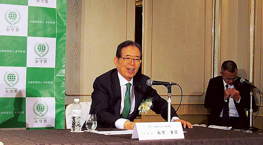 会見する永守理事長