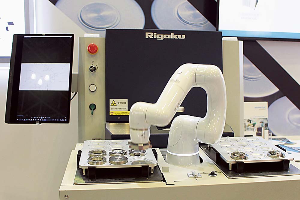 小型X線回折装置とロボットを組み合わせ、電池量産化を促進