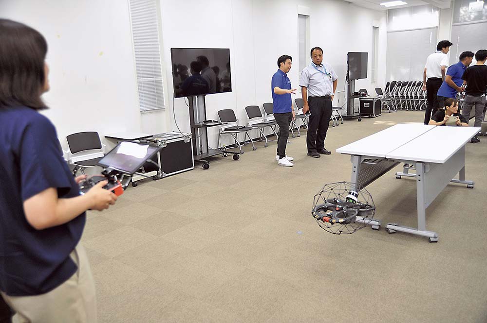 参加者による「ELIOS 3」操縦体験
