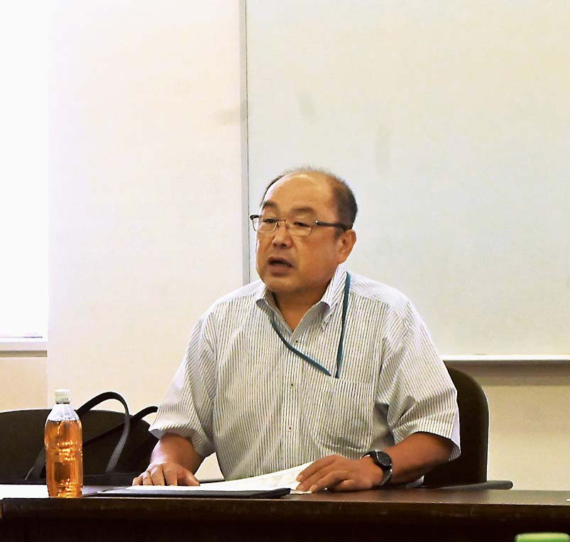 あいさつする浅野会長