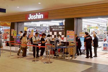 上新電機ららぽーと名古屋みなとアクルス店が開店　大盛況、開店前に1000人行列