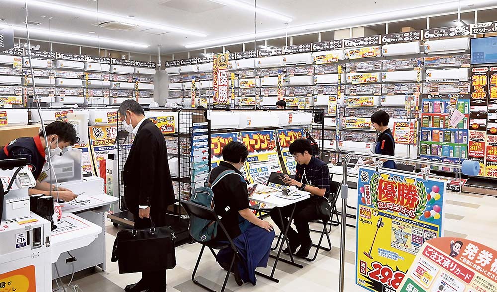 暑さが続いていることもあり、エアコンの商談が進む
