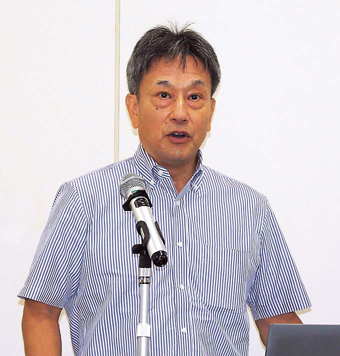 会見に臨む瀬賀社長