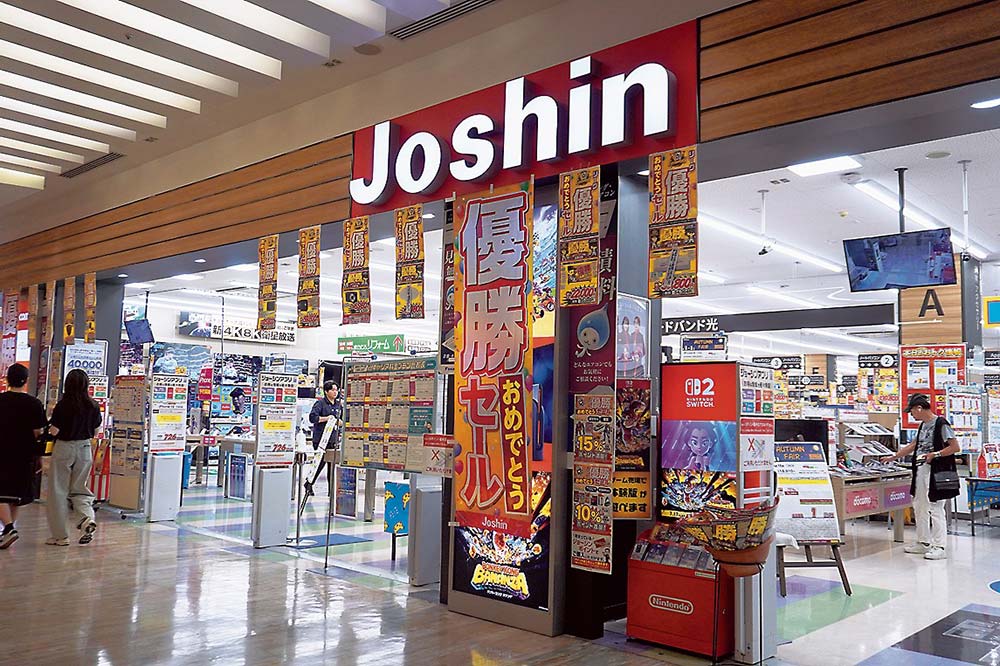 入り口にもPOPやのぼりを掲示してセールを盛り上げる（西宮ガーデンズ店）