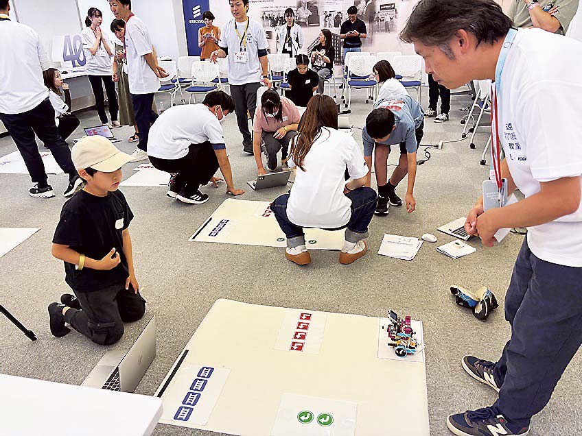 模造紙上のコースにロボットを走らせた