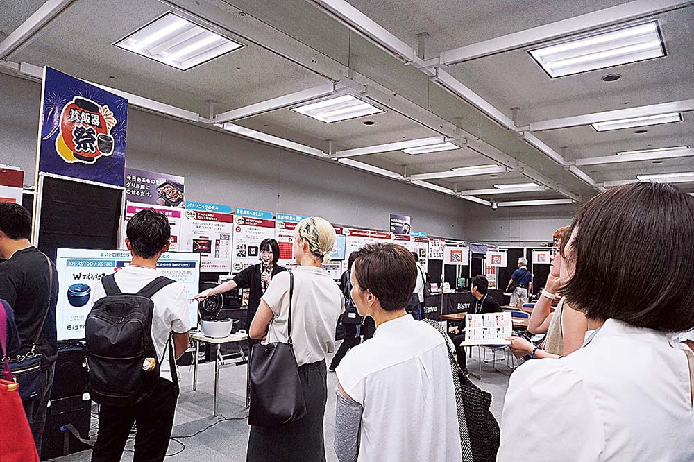 新入社員による商品説明も実施