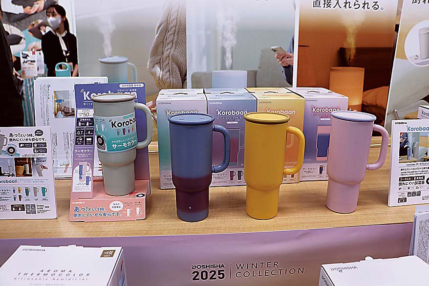 サーモカラー加湿器は水を入れると色が変わる（右から三つ目は中央まで水を入れた）