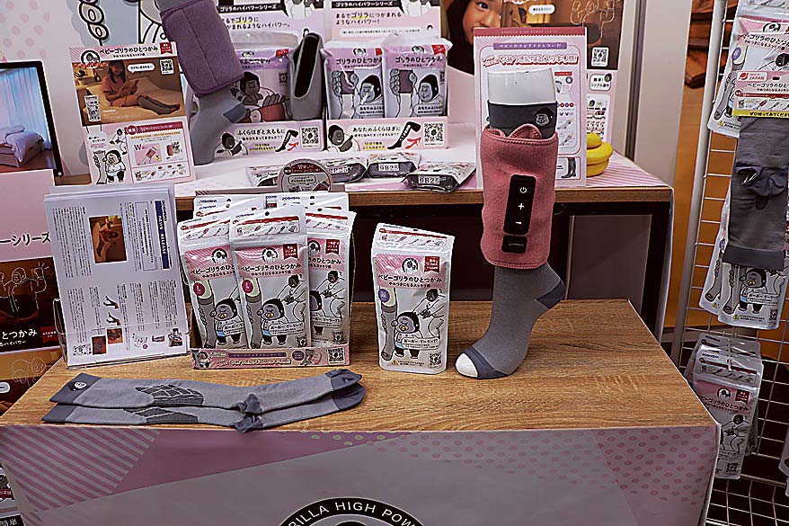 ゴリラシリーズも拡充。今回圧着ソックスと枕を発売した（写真右は圧着ソックスとゴリラのひとつかみを併用したイメージ）