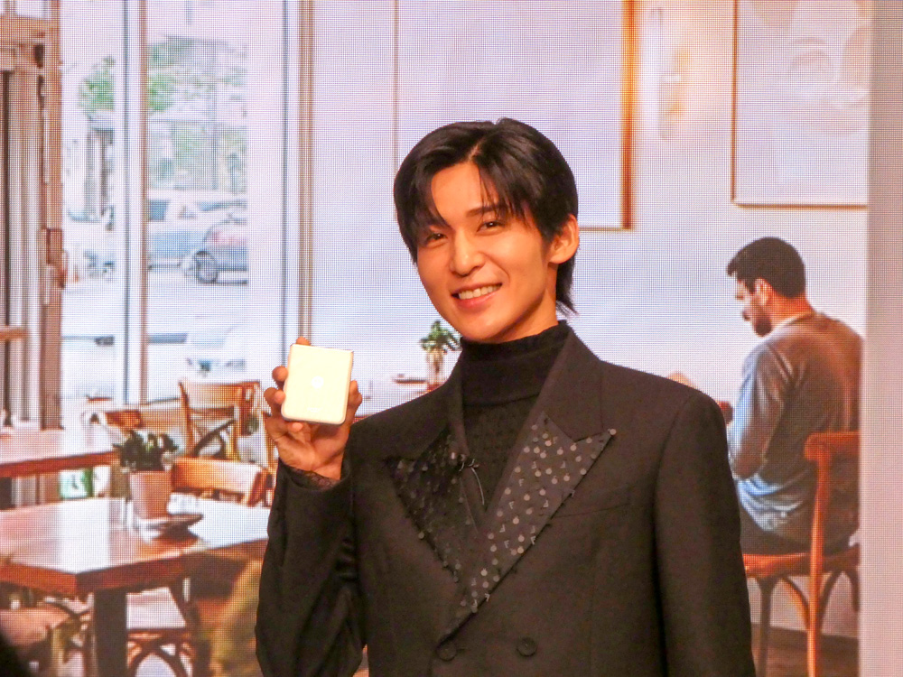 新機能を体験する目黒さん