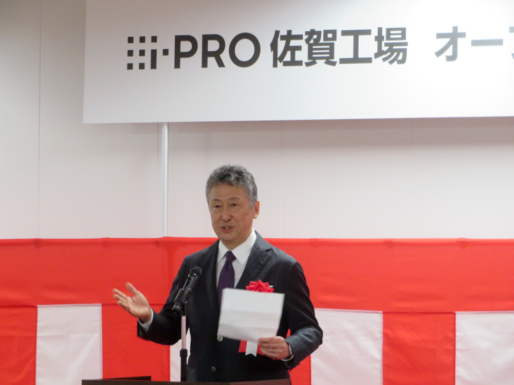 オープニングセレモニーであいさつする中尾社長