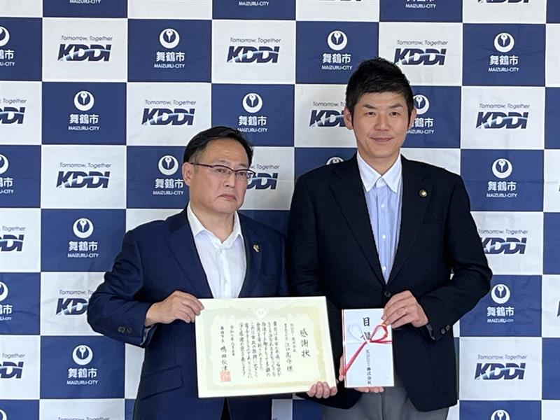 感謝状を掲げる江口総支社長（左）と寄付目録を受けた鴨田市長