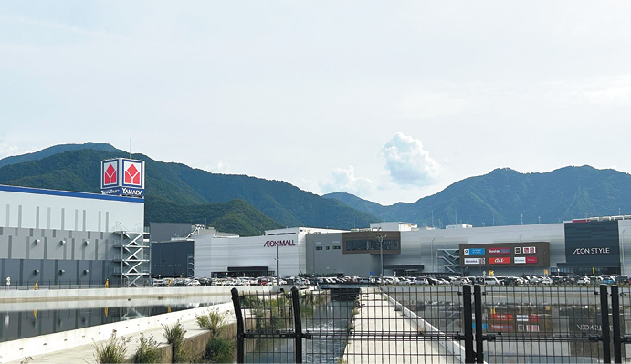 ジョーシン須坂イオンモール店の正面にはヤマダが8月に大型店をオープンしている