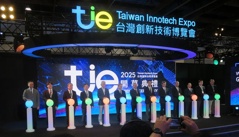 オープニングセレモニーには政府機関の代表者が集結した 