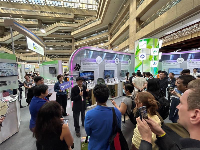 ガイドツアーでは展示会の見どころを紹介する 