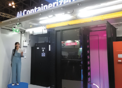 コンテナ型AIデータセンターインフラのプレゼンの様子。優れたエネルギー効率などをアピール