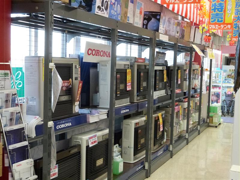 同店ではFFストーブを数多く展示し、暖房器具の訴求を強めている