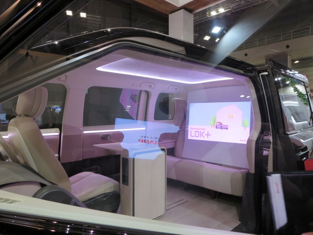 シアタールームとしても活用できる広い車内空間